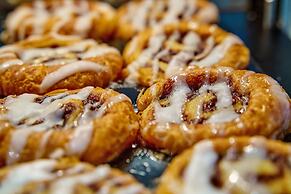 Holiday Inn Express Charleston-Civic Center by IHG