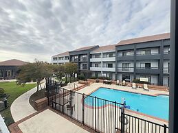Super 8 by Wyndham Dallas Love Field Airport