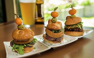 DoubleTree by Hilton Lisle Naperville