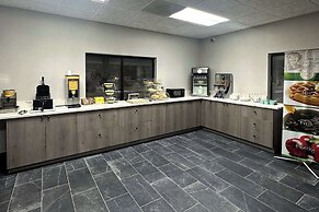 Quality Suites Near West Acres