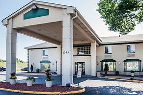 Quality Inn & Suites Des Moines - Merle Hay Road