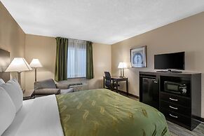 Quality Inn & Suites Des Moines - Merle Hay Road