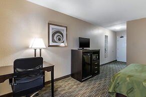 Quality Inn & Suites Des Moines - Merle Hay Road