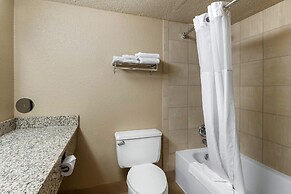 Quality Inn & Suites Des Moines - Merle Hay Road
