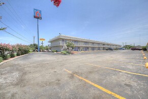 Motel 6 San Antonio, TX - Fort Sam Houston