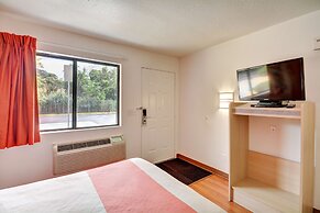 Motel 6 Southington, CT - Hartford