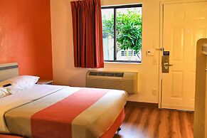 Motel 6 Enfield, CT - Hartford