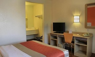 Motel 6 Enfield, CT - Hartford