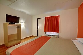 Motel 6 Chicopee, MA - Springfield