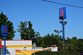 Motel 6 Chicopee, MA - Springfield