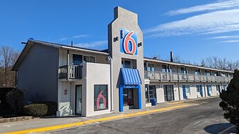 Motel 6 Leominster, MA