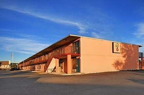 Super 6 Inn & Suites