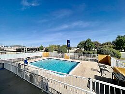 Days Inn & Suites by Wyndham Arlington Near Six Flags