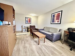 Days Inn & Suites by Wyndham Arlington Near Six Flags