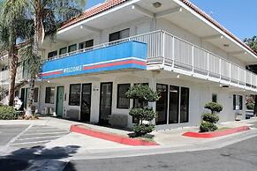 Motel 6 Bakersfield, CA - Convention Center