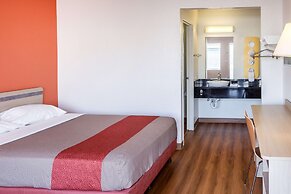 Motel 6 Bakersfield, CA - Convention Center