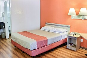 Motel 6 Coalinga, CA - East