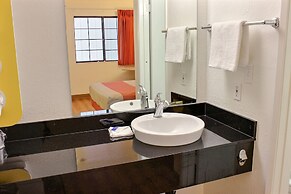 Motel 6 Coalinga, CA - East