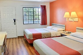 Motel 6 Coalinga, CA - East