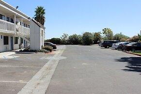 Motel 6 Coalinga, CA - East