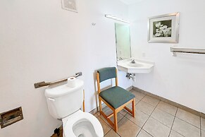 Luxury Inn by OYO Albany