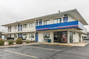 Motel 6 Janesville, WI