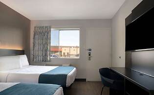 Motel 6 Bakersfield, CA - South