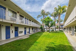 Motel 6 Bakersfield, CA - Airport