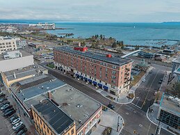 Prince Arthur Waterfront Hotel & Suites