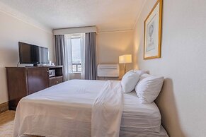 Prince Arthur Waterfront Hotel & Suites