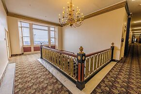Prince Arthur Waterfront Hotel & Suites