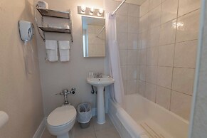 Prince Arthur Waterfront Hotel & Suites
