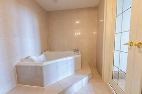 Prince Arthur Waterfront Hotel & Suites