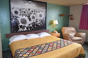 Super 8 by Wyndham Devils Lake