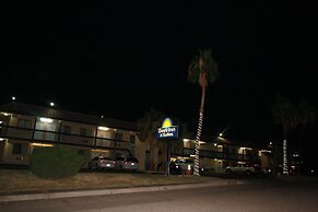 Days Inn & Suites by Wyndham Needles