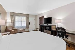 Quality Inn Fayetteville near Historic Downtown Square