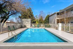 Quality Inn Fayetteville near Historic Downtown Square