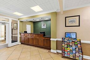 Quality Inn Fayetteville near Historic Downtown Square