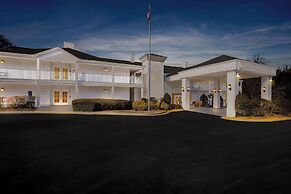 Quality Inn Fayetteville near Historic Downtown Square