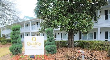 Quality Inn Fayetteville near Historic Downtown Square