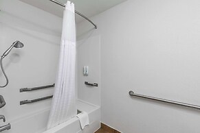 Quality Inn Fayetteville near Historic Downtown Square