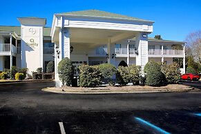 Quality Inn Fayetteville near Historic Downtown Square