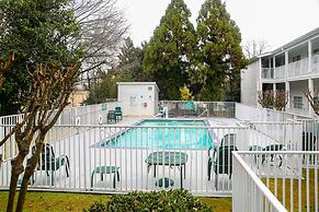 Quality Inn Fayetteville near Historic Downtown Square