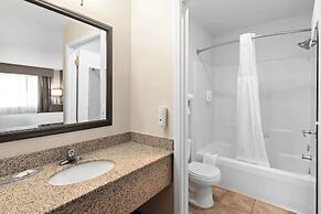 Quality Inn Fayetteville near Historic Downtown Square