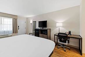 Quality Inn Fayetteville near Historic Downtown Square