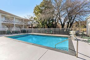 Quality Inn Fayetteville near Historic Downtown Square