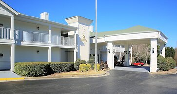 Quality Inn Fayetteville near Historic Downtown Square
