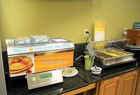 Quality Inn Fayetteville near Historic Downtown Square