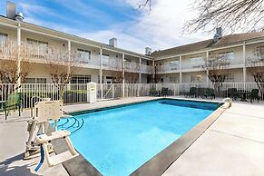 Quality Inn Fayetteville near Historic Downtown Square