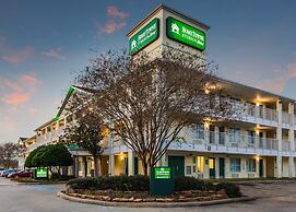 HomeTowne Studios by Red Roof Houston - West Oaks/ Energy Corridor